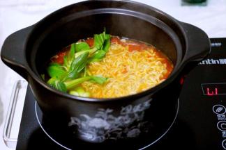 关火即可、利用电陶炉和砂锅的余热烫熟小油菜、淋上芝麻油即可