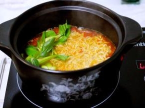 关火即可、利用电陶炉和砂锅的余热烫熟小油菜、淋上芝麻油即可