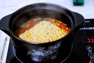 用筷子把方便面搅拌均匀