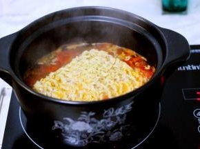 用筷子把方便面搅拌均匀