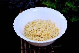 取一个碗、捞出方便面