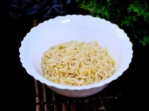 取一个碗、捞出方便面