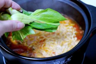 打开锅盖放入洗净的小油菜