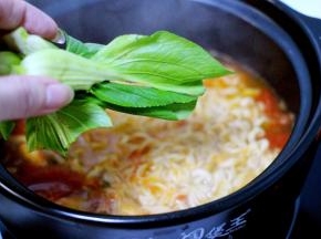 打开锅盖放入洗净的小油菜