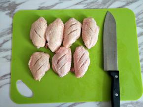 鸡翅中洗净，正反两面各划两刀