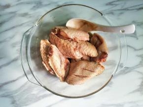 加入生抽、老抽、蚝油和料酒拌匀腌制半小时