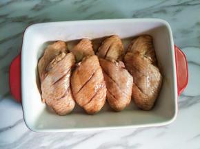 腌制好的鸡翅摆盘
