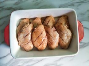 腌制好的鸡翅摆盘
