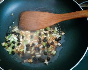 锅里倒适量油，放入葱姜蒜和豆豉炒香