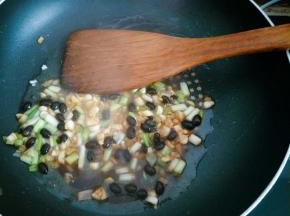 锅里倒适量油，放入葱姜蒜和豆豉炒香