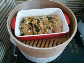 将炒好的豆豉倒在鸡翅上，上锅蒸20分钟