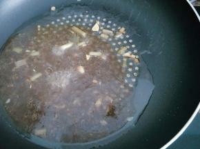 v把汤汁倒入锅里，大火烧至沸腾