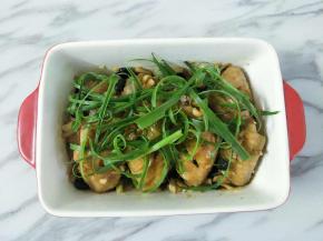 鸡翅上摆上葱丝