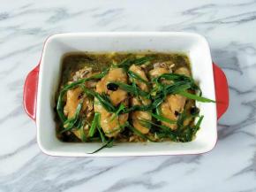 往葱花上浇上汤汁