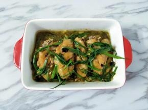 往葱花上浇上汤汁