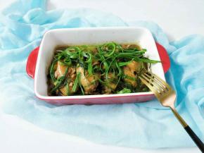 汤汁里有油脂，浇在葱花上更香