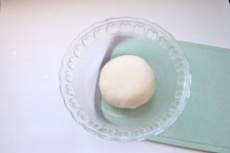 温水多次添加，不要一次性加入哦。揉成光滑的软硬适中的面团盖上保鲜膜进行第一次发酵