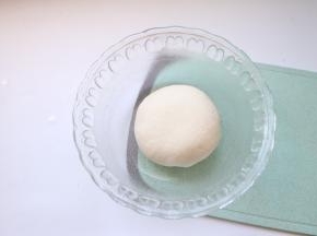 温水多次添加，不要一次性加入哦。揉成光滑的软硬适中的面团盖上保鲜膜进行第一次发酵