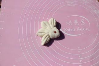 金鱼尾部整理一下更逼真，红豆点缀眼睛装饰