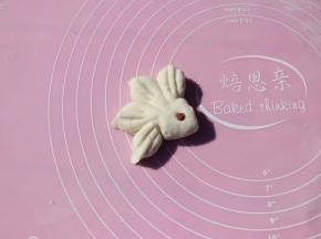 金鱼尾部整理一下更逼真，红豆点缀眼睛装饰