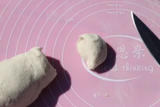 排尽空气，切开一个面团的切面可以看集几乎无孔哦，这样蒸出的馒头更光滑哦