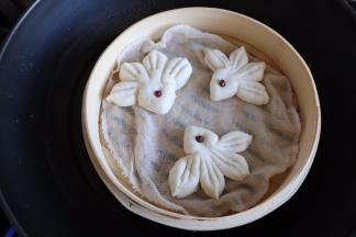 做好之后二次发酵10分钟左右，冷水上锅蒸8-10分钟左右，蒸好之后等3-5分钟再打开锅盖哦，这样避免水蒸汽滴馒头上