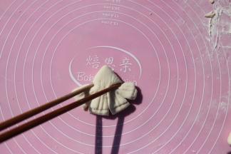 用筷子向中间夹一下，做出金鱼的头部