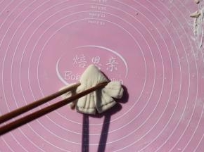 用筷子向中间夹一下，做出金鱼的头部