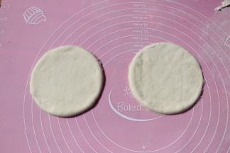 分别揉成圆形面团擀成面片，借助工具压出圆形