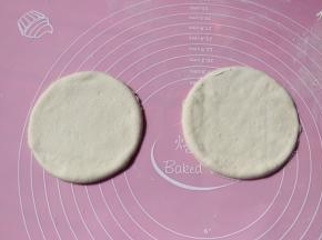 分别揉成圆形面团擀成面片，借助工具压出圆形