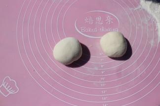 面团分成均等的小面团