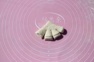 用刀如图将金鱼尾部分成四份