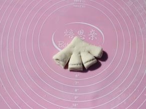 用刀如图将金鱼尾部分成四份
