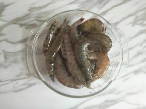 鲜虾清洗干净，减去虾须虾脚，用牙签挑去沙线