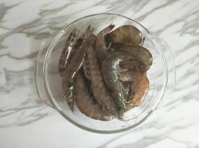 鲜虾清洗干净，减去虾须虾脚，用牙签挑去沙线