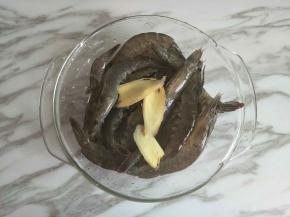 用料酒、姜片腌制15分钟