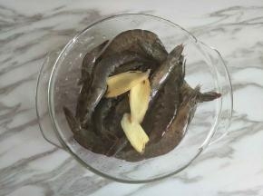 用料酒、姜片腌制15分钟