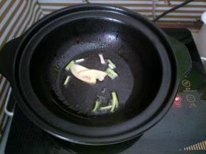 锅里倒适量油，下入姜片葱段爆香