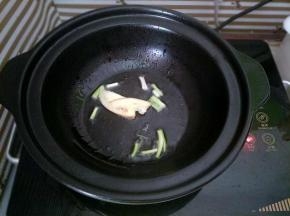 锅里倒适量油，下入姜片葱段爆香