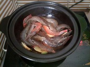 加入大虾，大火炒至表面酥脆