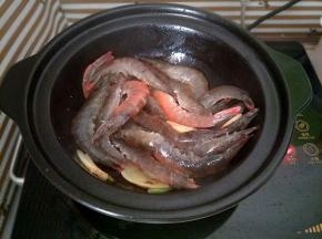 加入大虾，大火炒至表面酥脆