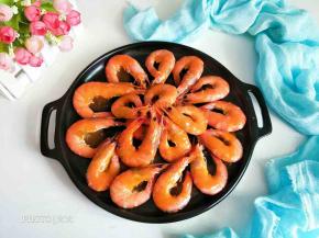 把汤汁淋在大虾上