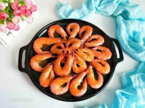 把汤汁淋在大虾上