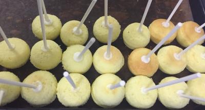 我用的代可可的巧克力，融化即可直接使用，不用调温，比较方便。用棒棒糖的纸棒蘸入巧克力中，然后迅速插入蛋糕体放一旁冷却定型。