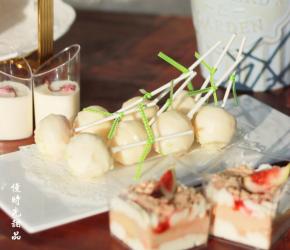 冷却后的巧克力会凝固，然后装饰食用即可。白巧本身就比较甜了，所以我没有再做其他的装饰。只是在纸棒上系了一些彩色丝带点缀