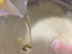 迅速倒入融化的黄油，翻拌均匀