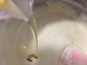 迅速倒入融化的黄油，翻拌均匀