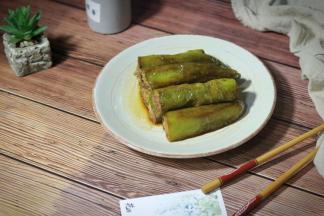 直至青椒颜色变深，关火，盛盘