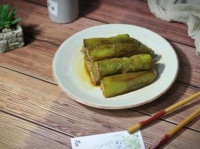 直至青椒颜色变深，关火，盛盘