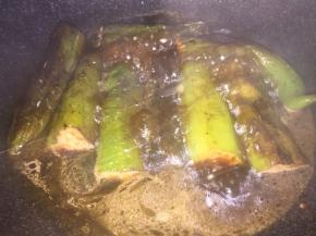 煎至两面变软，倒入适量酱油、盐、糖，调匀后，盖上盖子小火焖片刻